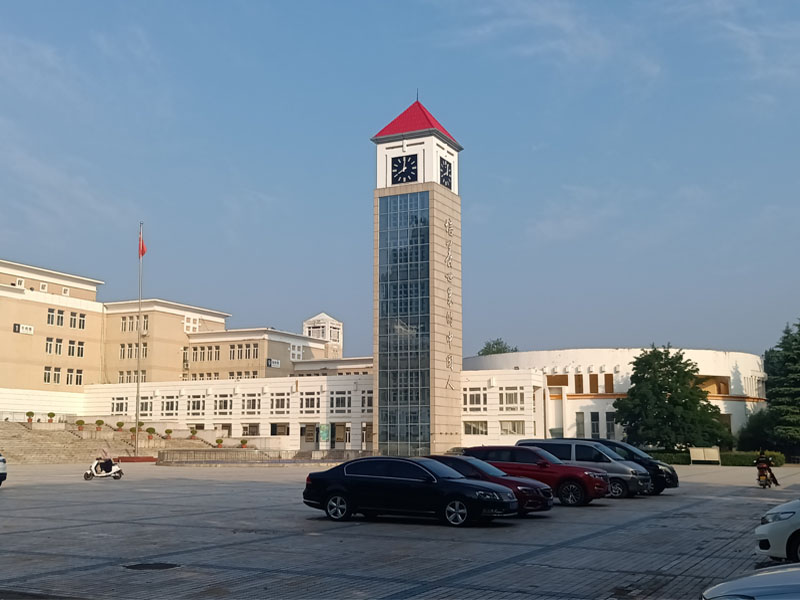 河南省鄭州市一座塔鐘，由塔鐘維修廠(chǎng)家-煙臺(tái)金針?biāo)娪邢薰居?023年修復(fù)